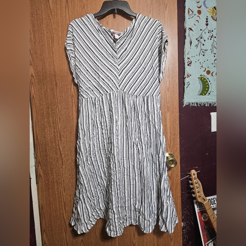 Ingrid and Isabel Maternity Dress Navy And White V Neck Size Large Cap Sleeve!